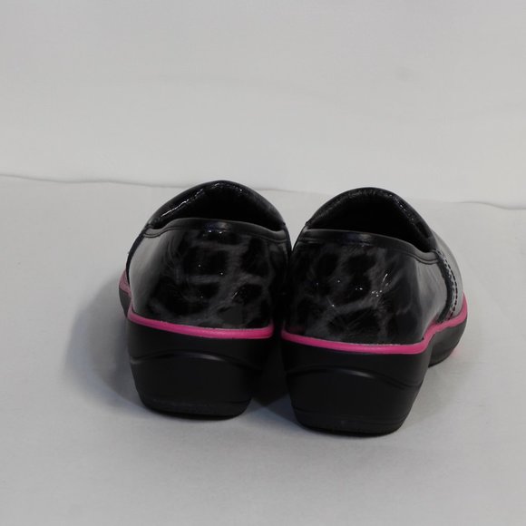 Smitten Women's Wild@Heart Black/Gray Leopard Clogs Size 6 NWOT - Picture 9 of 11